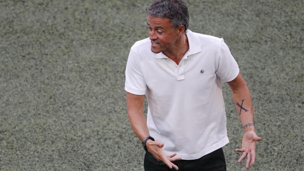 Luis Enrique da órdenes a los jugadores de la Selección