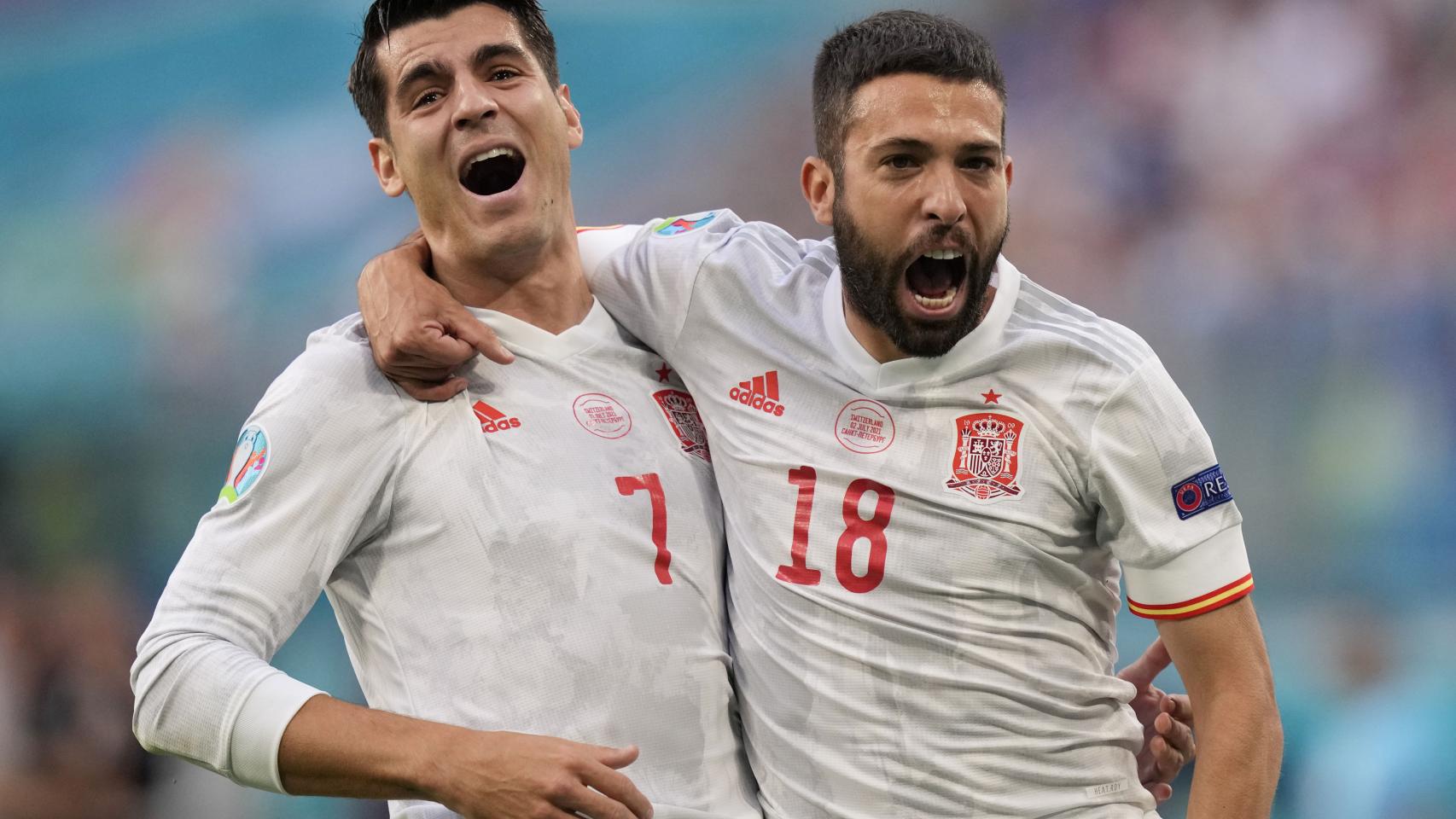 Jordi Alba y Morata celebran el gol de España