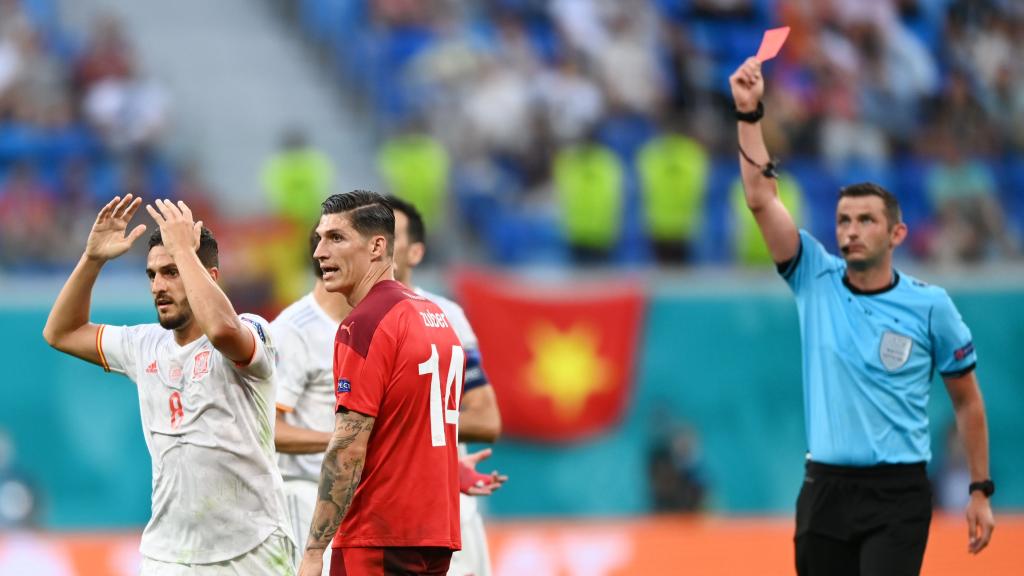 Michael Oliver expulsa a Remo Freuler