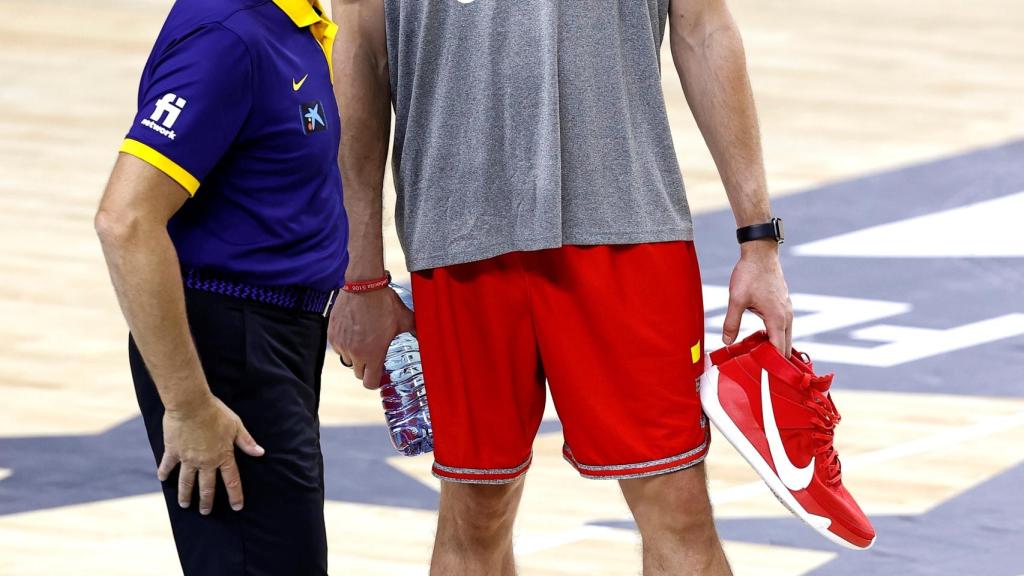 Pau Gasol charlando con Sergio Scariolo
