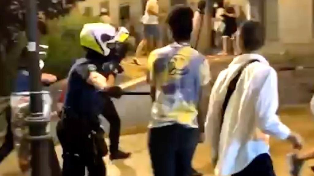 Carga policial contra los botellones en la plaza de Pedro Zerolo, en el Orgullo 2021.