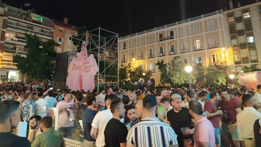 Botelllón en la plaza de Pedro Zerolo de Madrid durante las fiestas del Orgullo 2021.