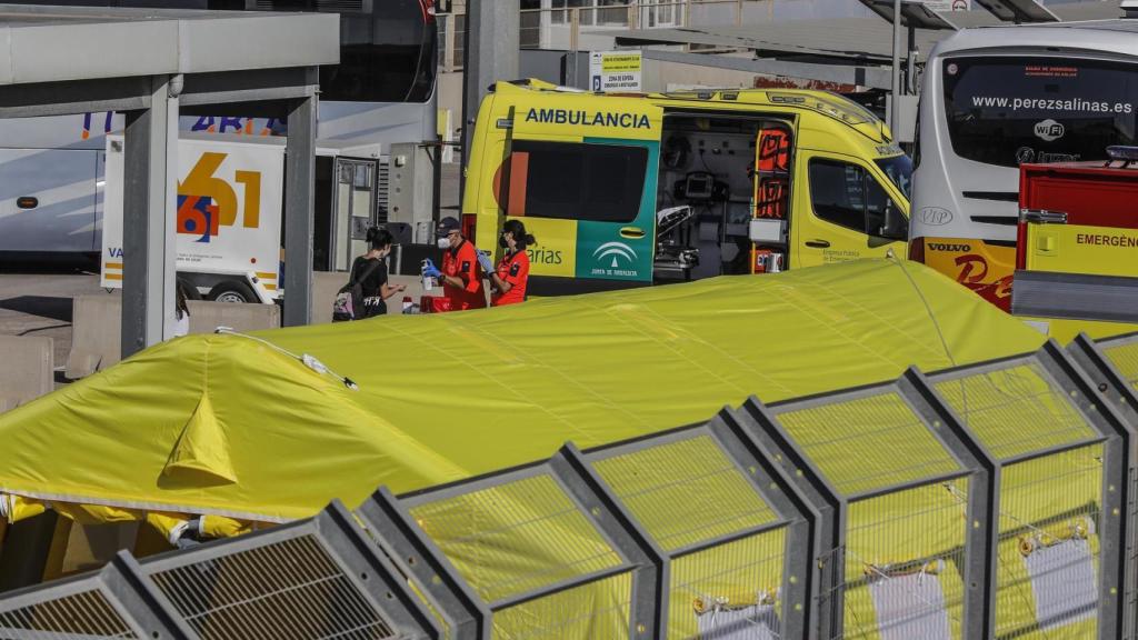 Dispositivo de seguridad ante la llegada al puerto de Valencia del ferry donde viajaban 165 de los jóvenes que han estado confinados.
