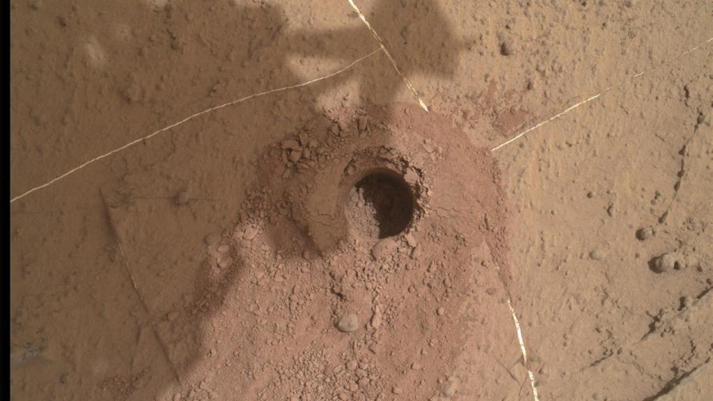 Una de las perforaciones que realizó el Curiosity  en su travesía por Gale