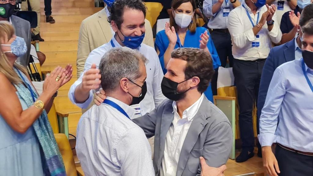 Pablo Casado saluda a Toni Cantó a su llegada al congreso del PPCV. EE