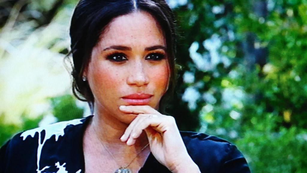 Meghan Markle, durante su entrevista a Oprah Winfrey en los jardines de su mansión californiana.