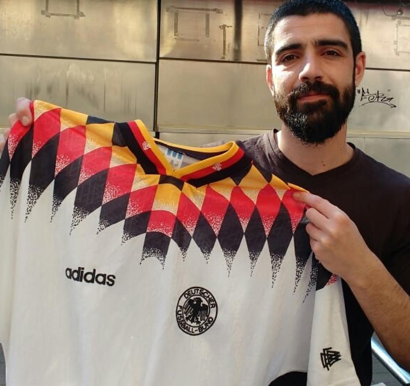 Xavi, con la camiseta de Alemania del Mundial de 1994