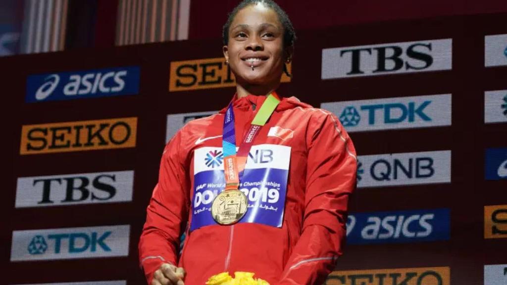 Eid Naser con una medalla en el podio