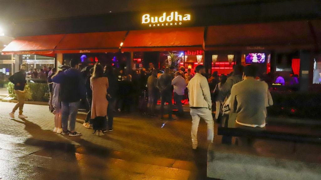 Varios jóvenes en uno de los locales de ocio nocturno del Puerto de Sanxenxo.