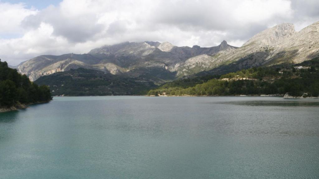 El embalse tiene una capacidad de 13 hm³ y una superficie de lámina de agua de 86 hectáreas.