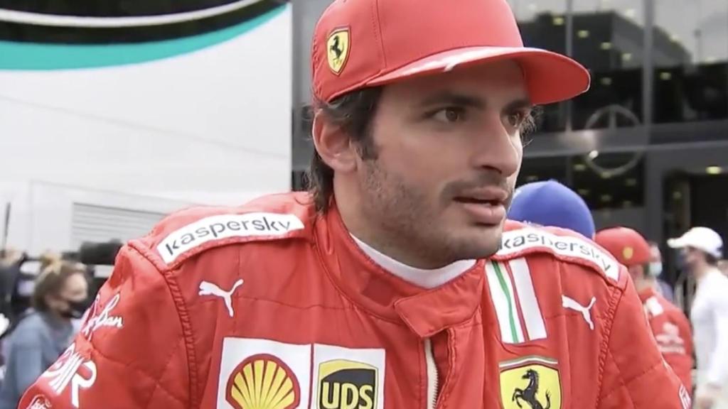 Carlos Sainz atiende a los medios en Austria