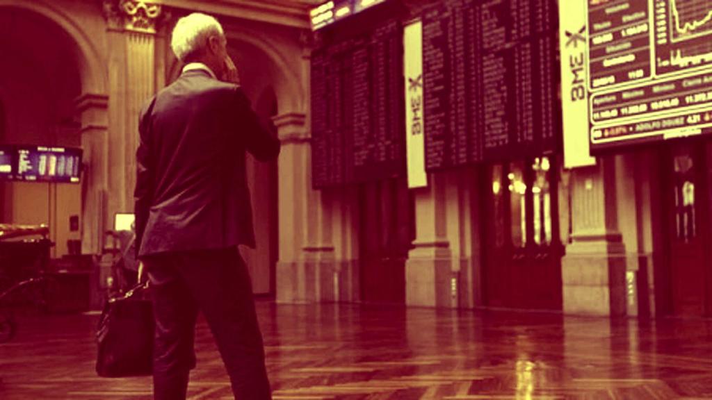 Un inversor observa pantallas de negociación bursátil.