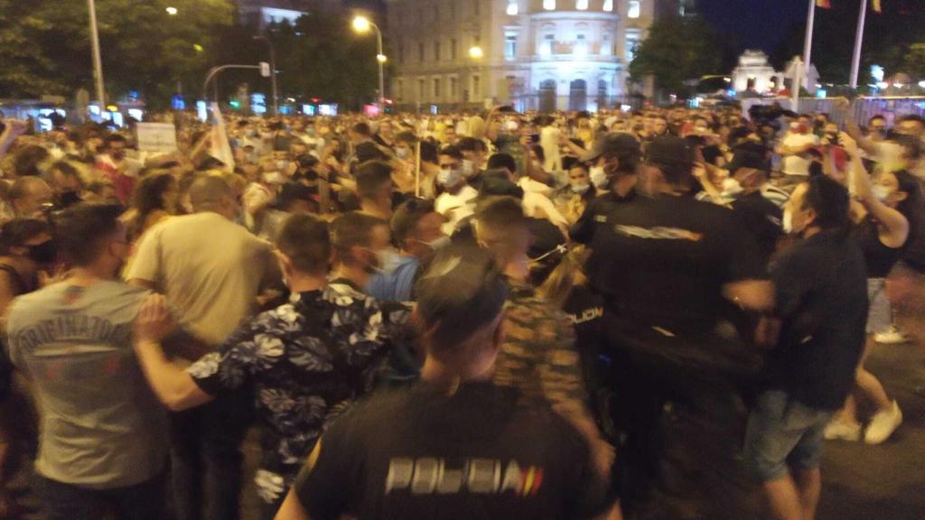 Momento en que los agentes de policía median entre los activistas y las juventudes del PSOE.