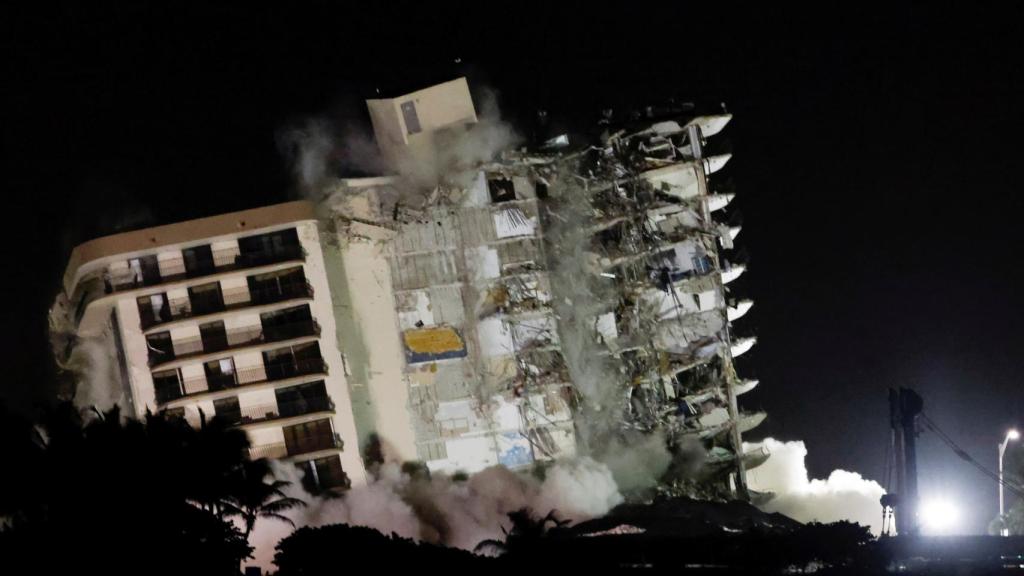 El edificio, en el momento de la demolición.