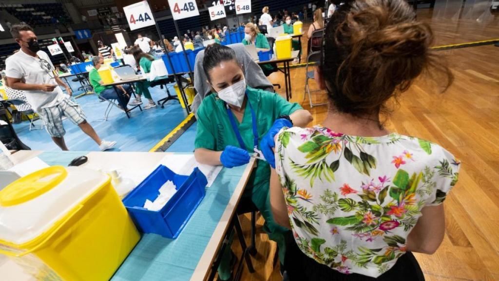 Una mujer recibiendo la vacuna contra la covid.