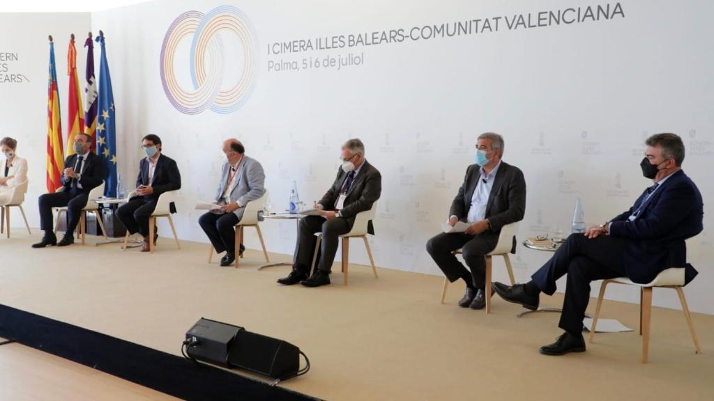Los participantes de la mesa redonda. EE
