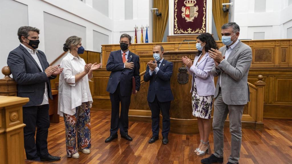 Calvo Cirujano, con la mano en el corazón, recibiendo un aplauso (Foto: Cortes CLM)