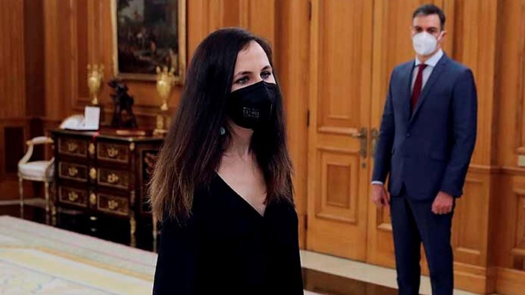 Ione Belarra, secretaria general de Podemos, ante Pedro Sánchez el día de su toma de posesión como ministra de Derechos Sociales.