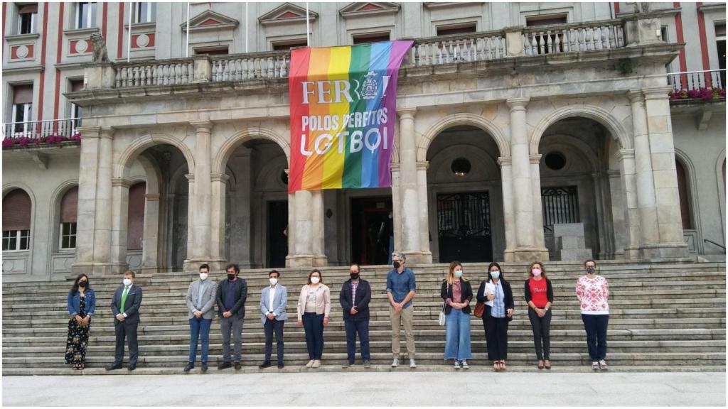 Minuto de silencio frente al palacio municipal.