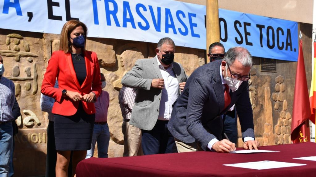 La alcaldesa, Patricia Fernández, en la firma de un manifiesto en defensa del Trasvase Tajo-Segura.