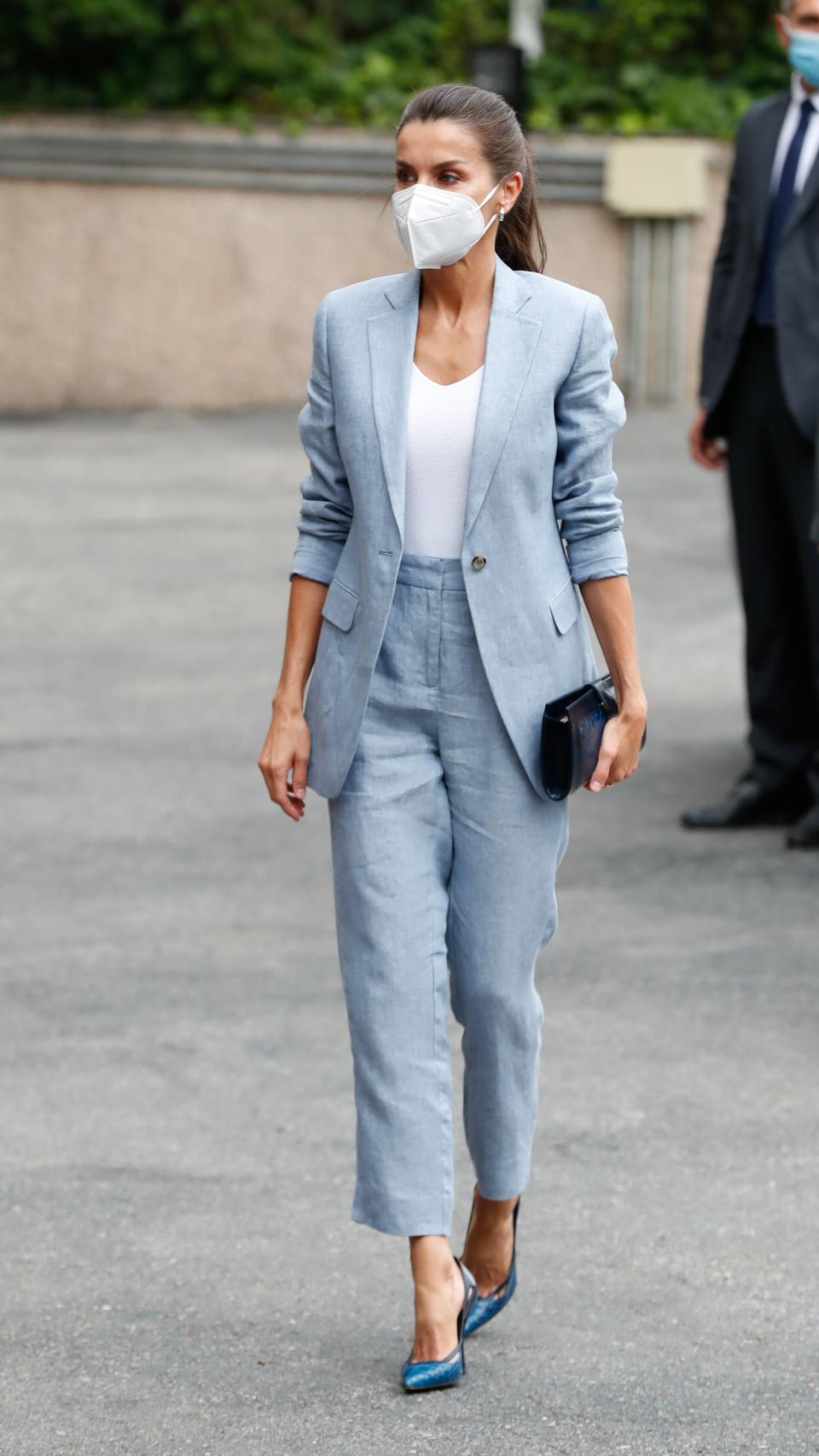 La reina Letizia, con traje de Adolfo Domínguez.
