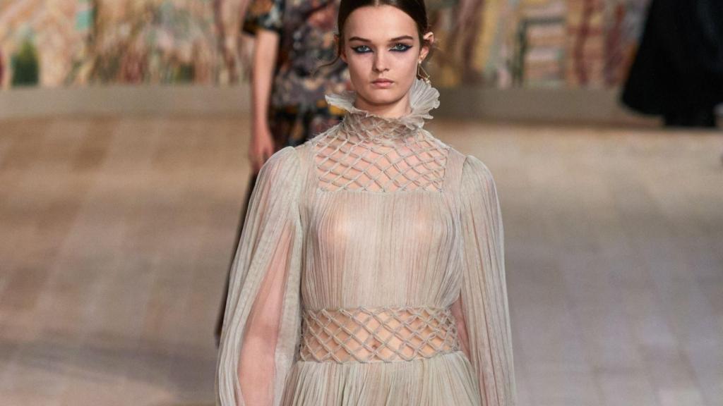 Dior apuesta por el optimismo en una sobria pasarela de Alta Costura.