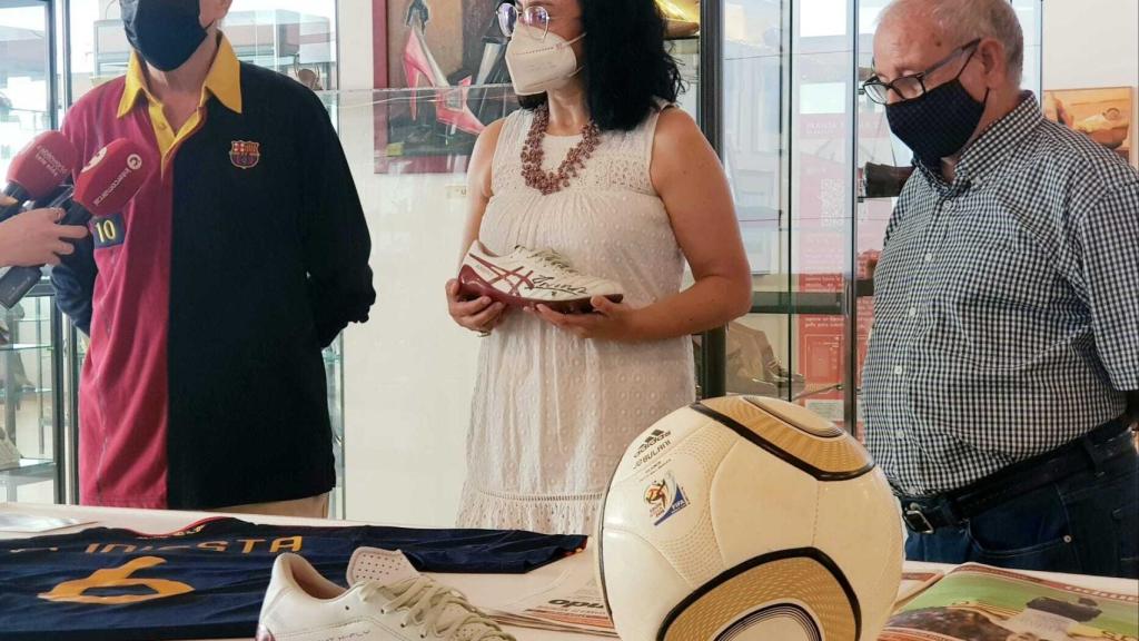 Momento de la presentación de las botas de Iniesta.