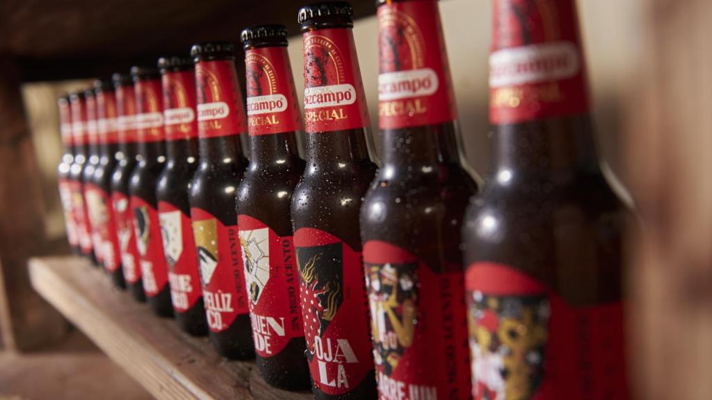 Botellines de cerveza en una estantería.