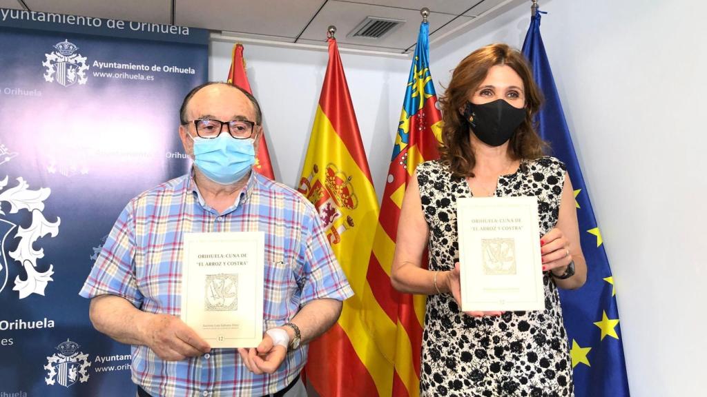 El autor de la publicación, Antonio Luis Galiano Pérez y la edil de Turismo, Mariola Rocamora.