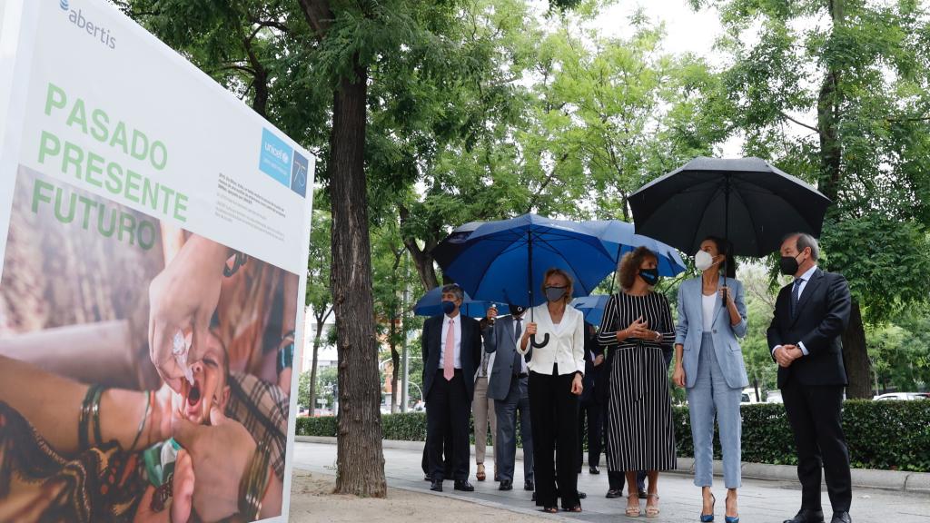 S.M. la Reina Letizia, durante su visita a la exposición fotográfica