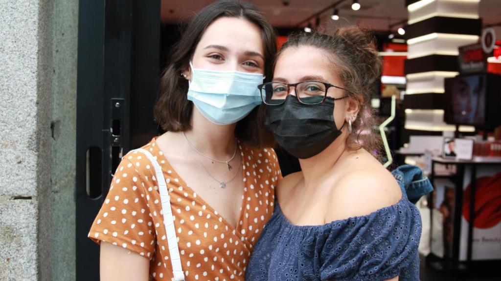 Ana y Alicia, dos jóvenes recién graduadas.