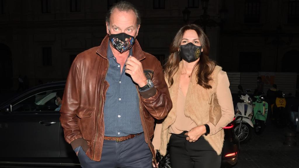 Bertín Osborne y Fabiola Martínez en las calles de Sevilla, a finales de 2020.