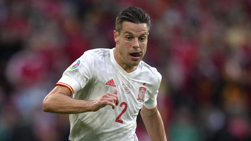 César Azpilicueta corre con el balón controlado