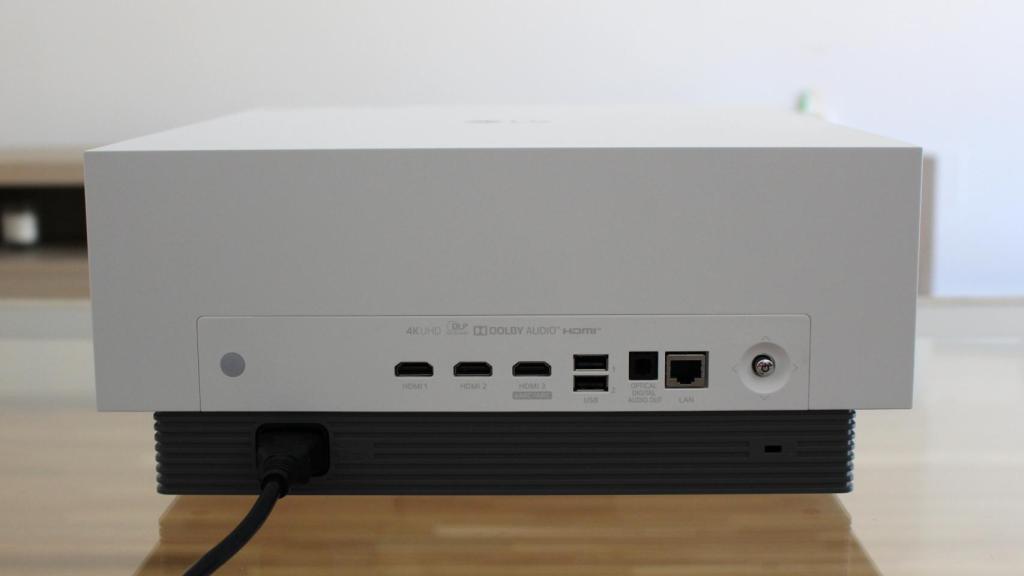 El proyector de LG tiene una variedad de conexiones.