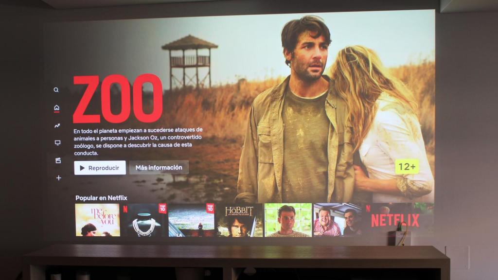 El proyector de LG en una habitación con más o menos luz.