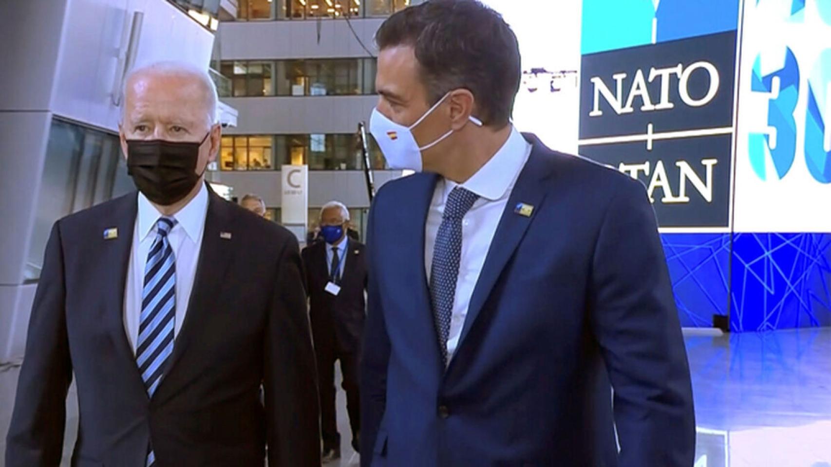 Joe Biden y Pedro Sánchez, durante su breve paseo.