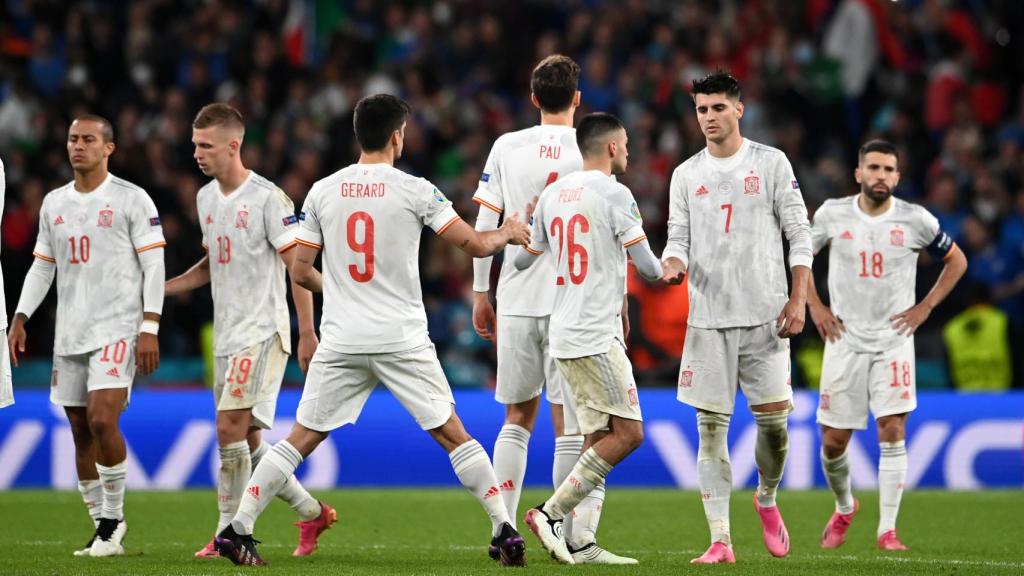 Los jugadores de España consuelan a Álvaro Morata