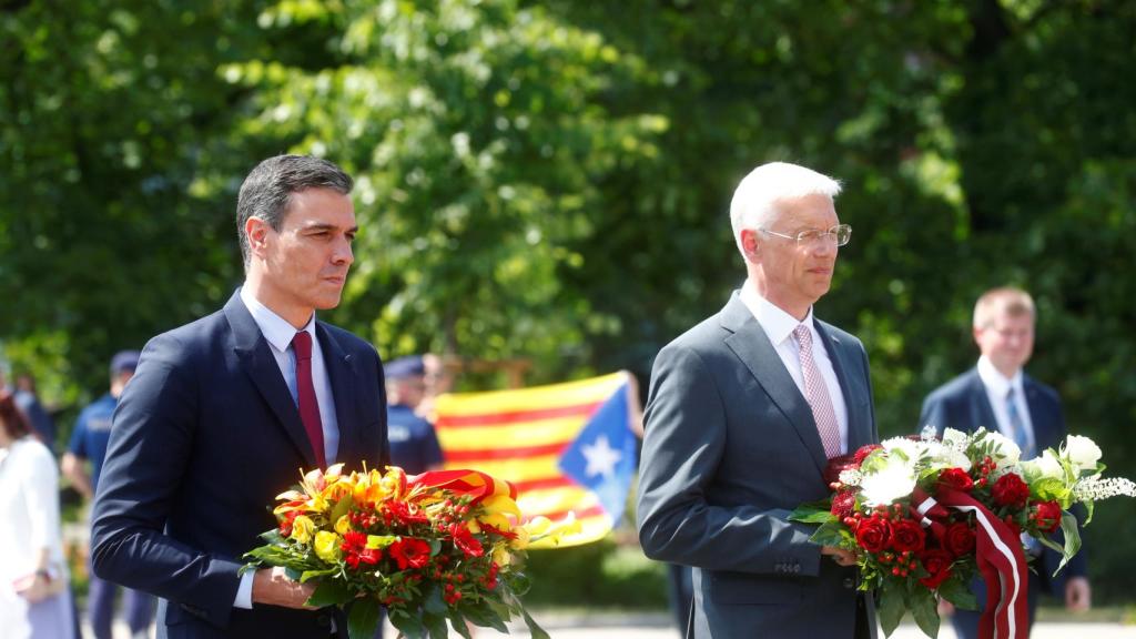 Una estelada en el homenaje de Pedro Sánchez a los caídos por la independencia de Letonia.