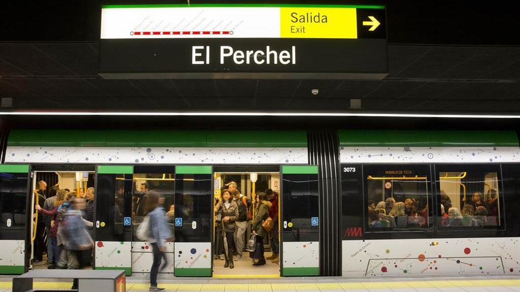 Usuarios del Metro de Málaga.