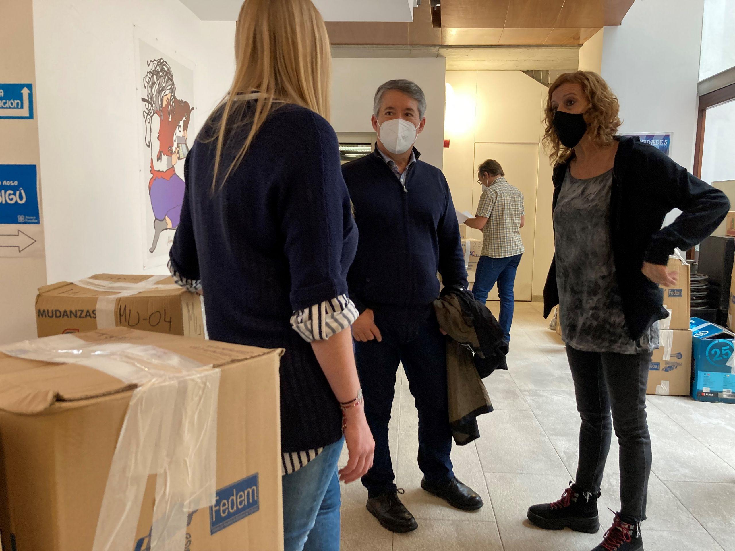 El concejal de Cultura supervisando la recepción de los fondos. Foto: concello de Ferrol.
