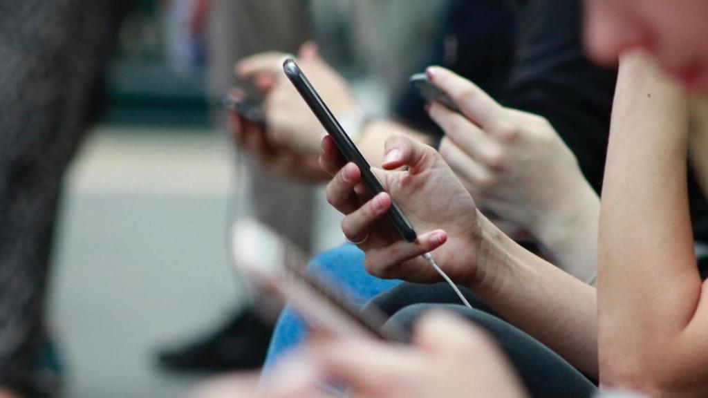 Una persona consulta información en su móvil.