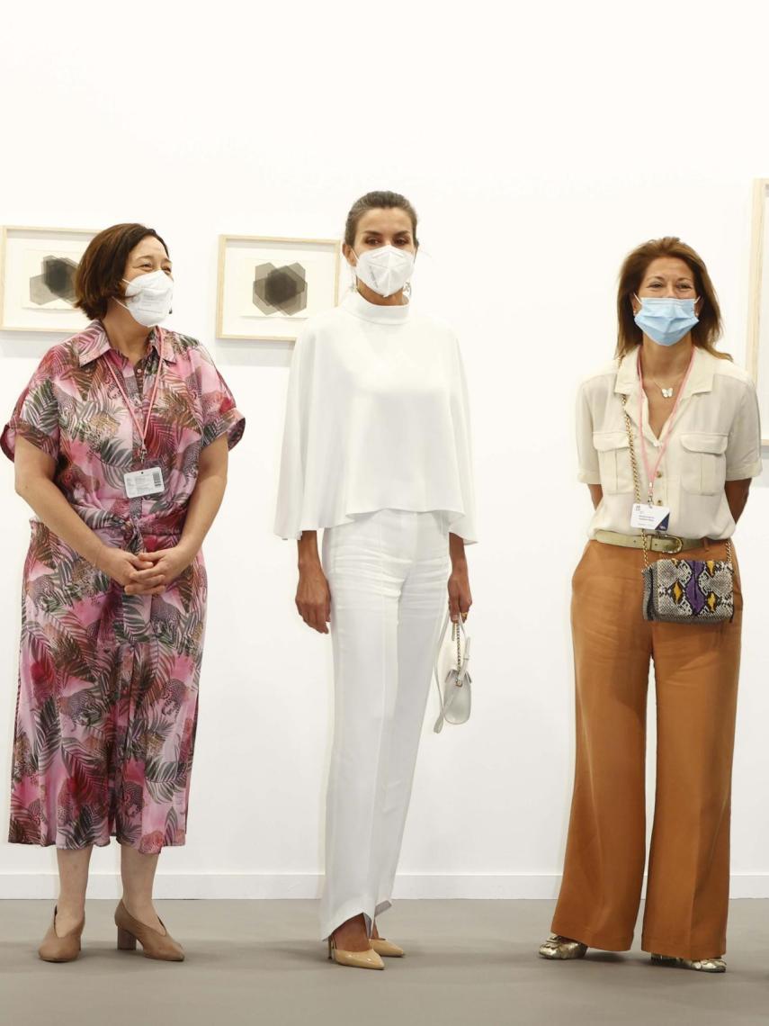 Letizia con 'look' blanco de On Atlas en ARCOMadrid.