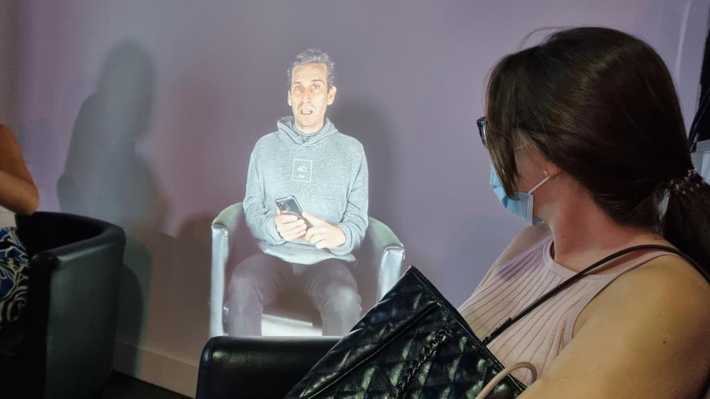 El 'influencer' se cuela en el salón de casa en la ciudad diseñada por The Valley.