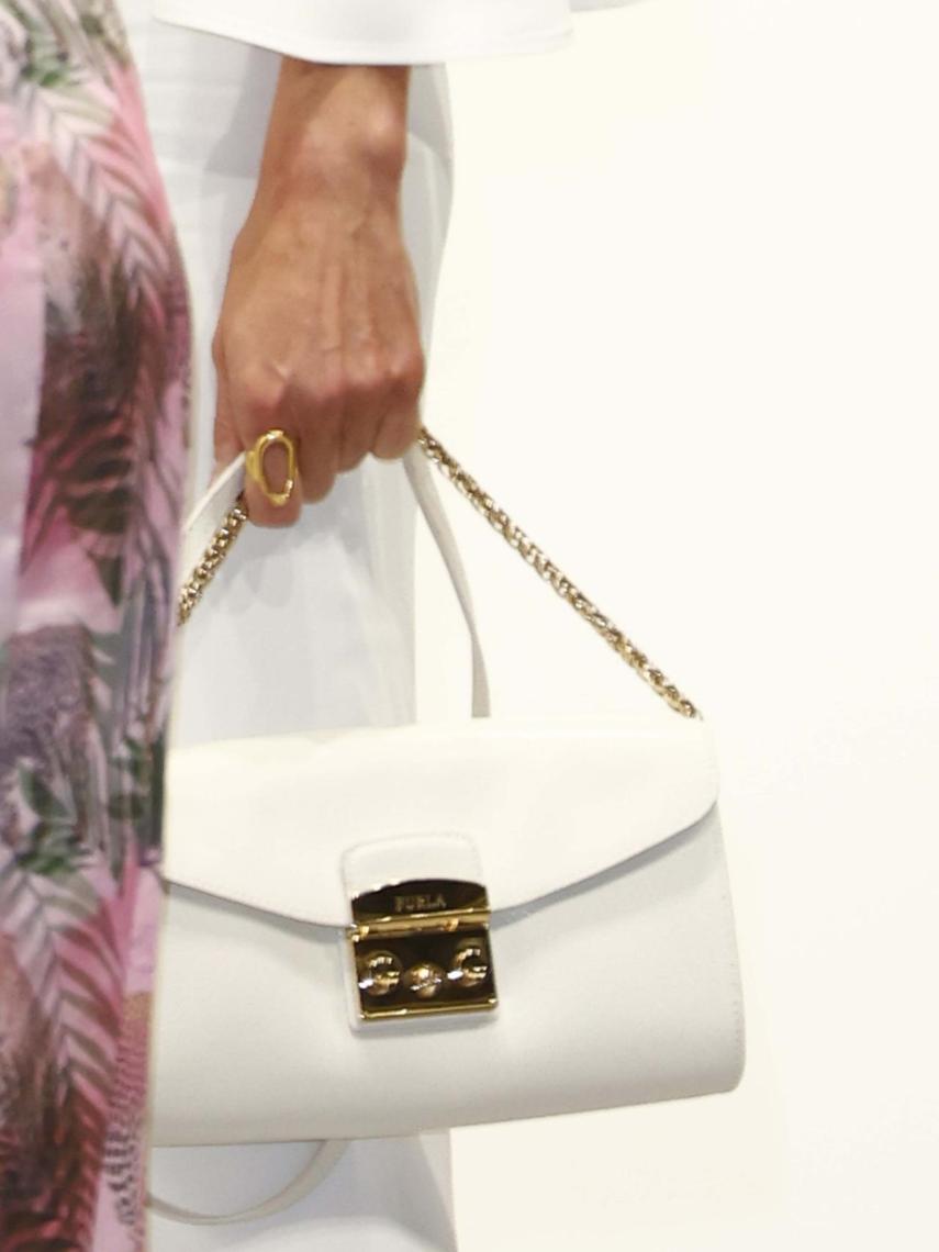 Letizia ha llevado su bolso blanco de Furla.