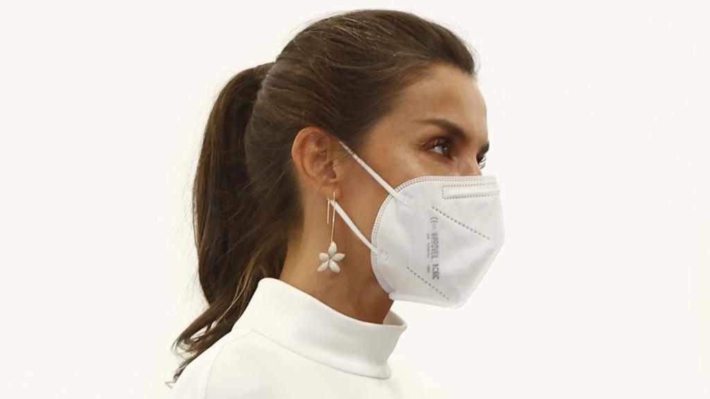 La Reina, con pendientes diseñados por Adriana Carolina Herrera, hija de una de sus diseñadores de cabecera.