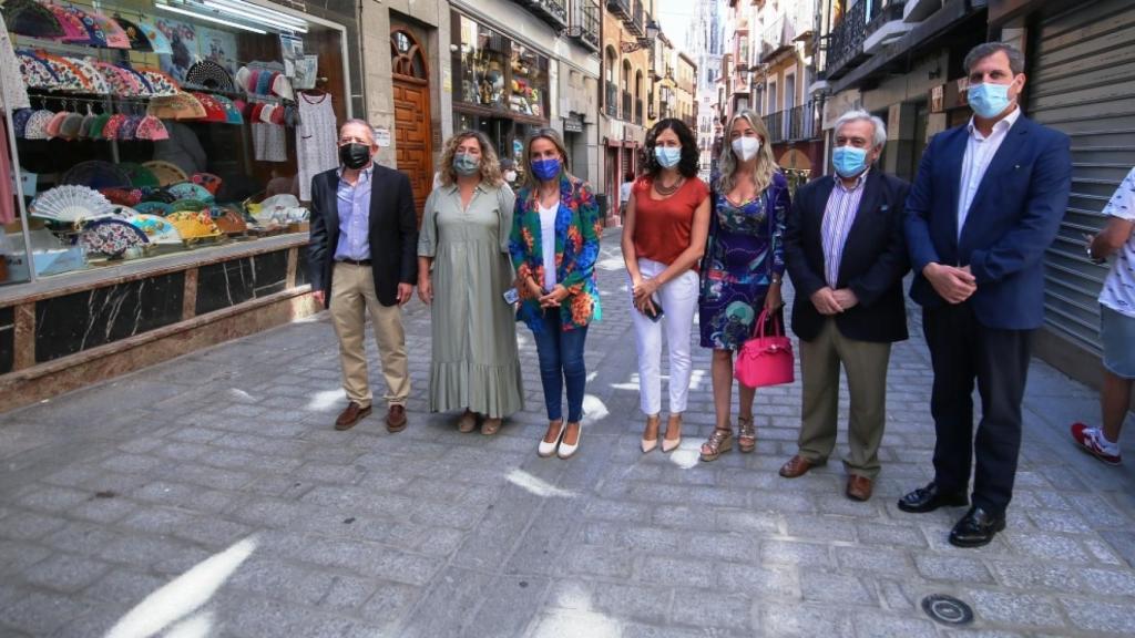 La alcaldesa de Toledo con las personas que la han acompañado en la inauguración de las obras (Foto: Ayto. Toledo)