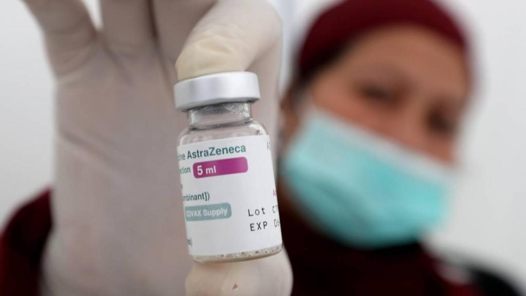 Una sanitaria muestra un vial de AstraZeneca.
