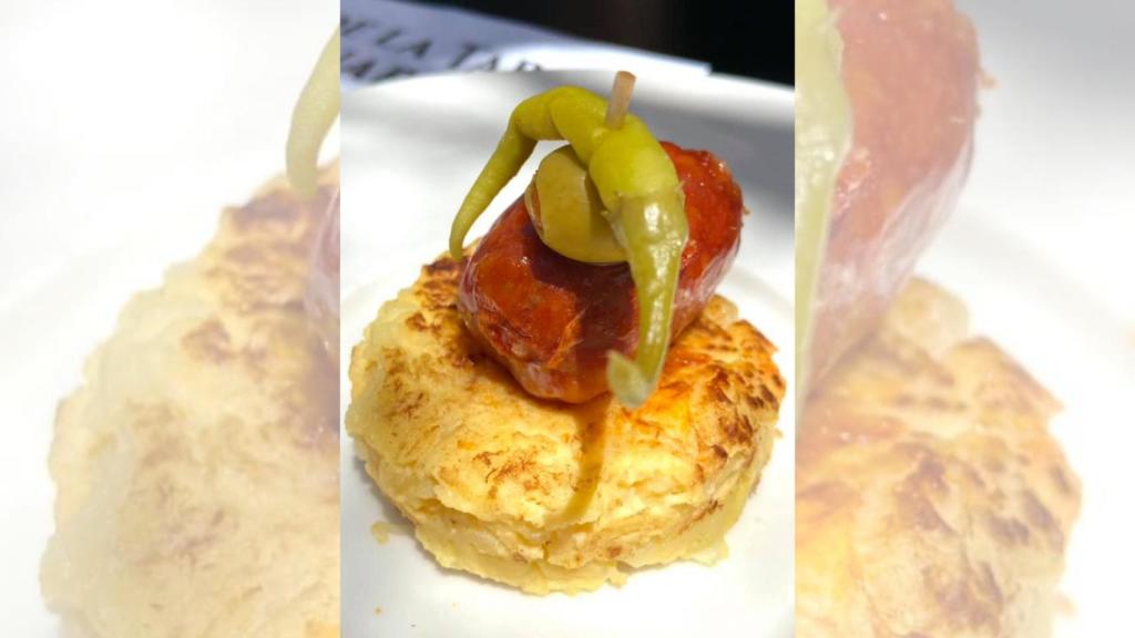 Su tortilla de patatas lleva dos texturas diferentes de cebolla.