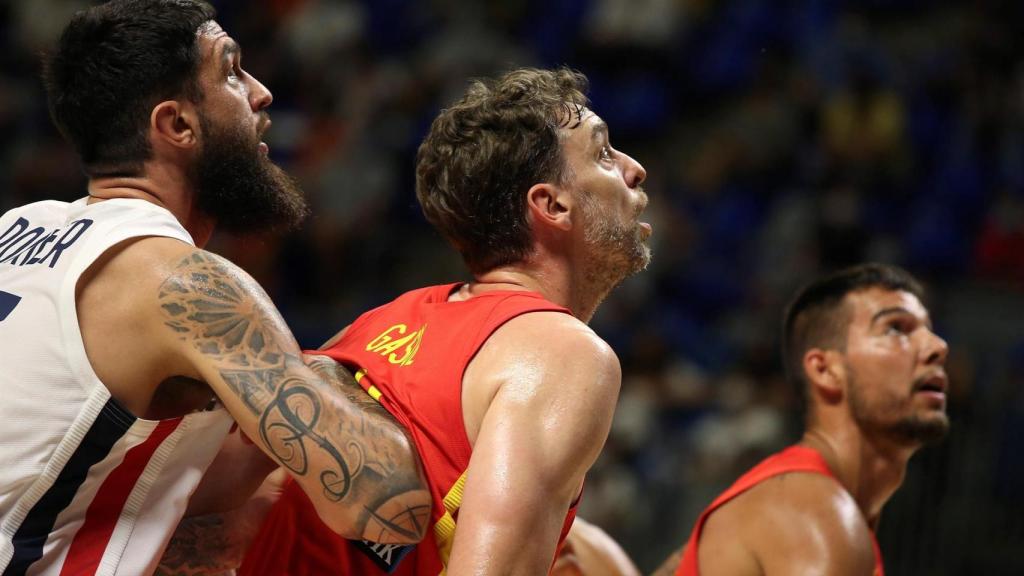 Pau Gasol pelea un rebote en el España - Francia ante Poirier