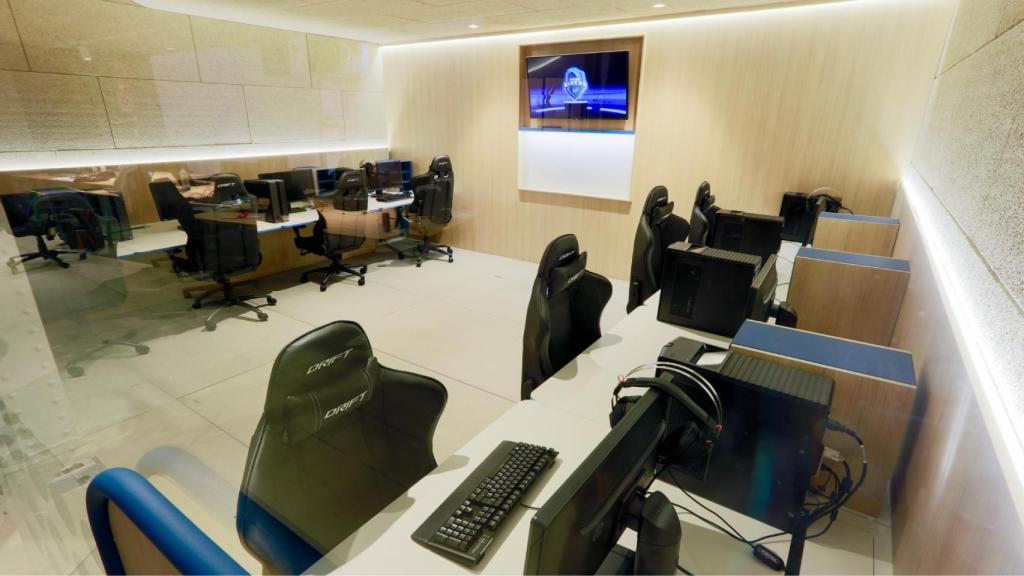 La sala de entrenamiento del 'eSports Center' de Movistar Riders.